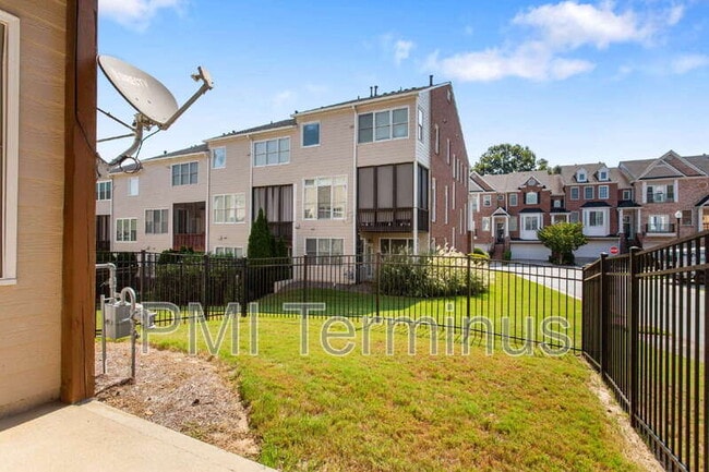 Building Photo - 321 Creekbank Way SE