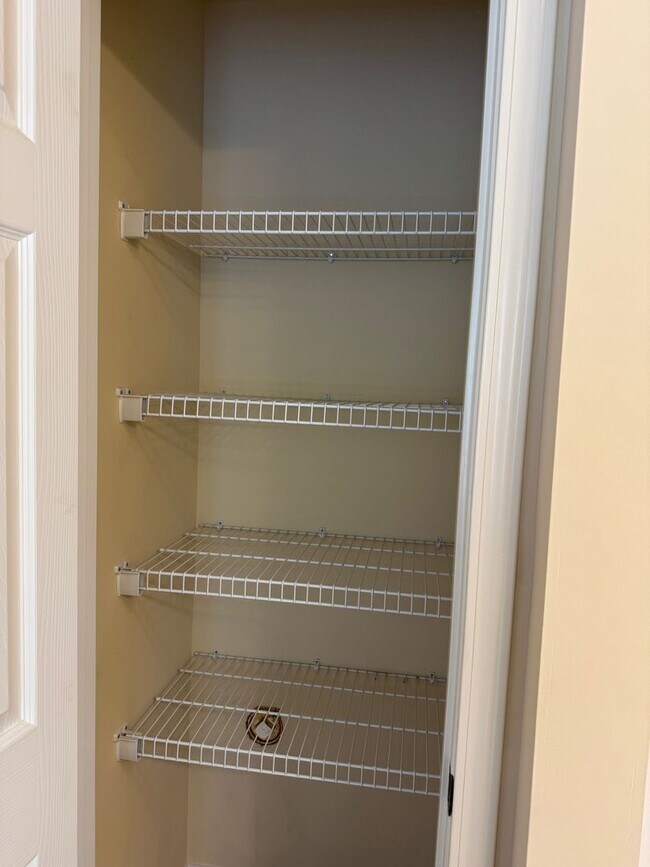 Building Photo - Weaverville - Well Kept Townhome with Flex Space