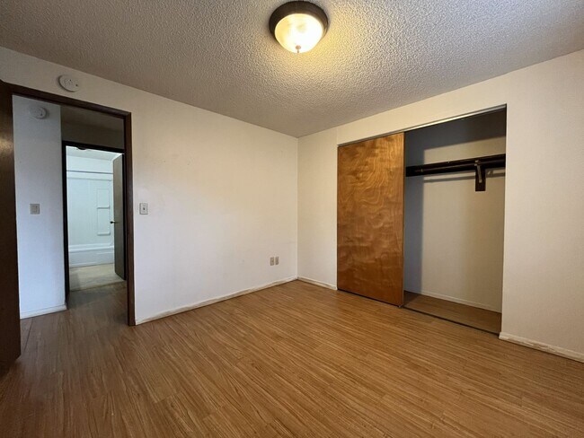 Building Photo - CCO867