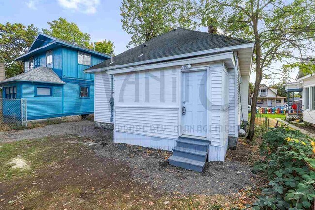 Building Photo - Charming home blocks from Kendall Yards