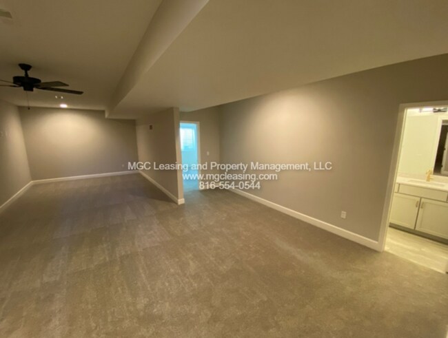 Building Photo - Location and Luxury Perfected in Parkville!