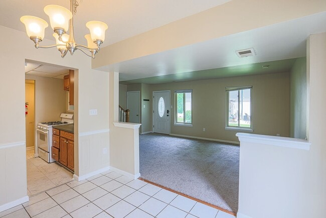 Building Photo - 14 King Henry Cir