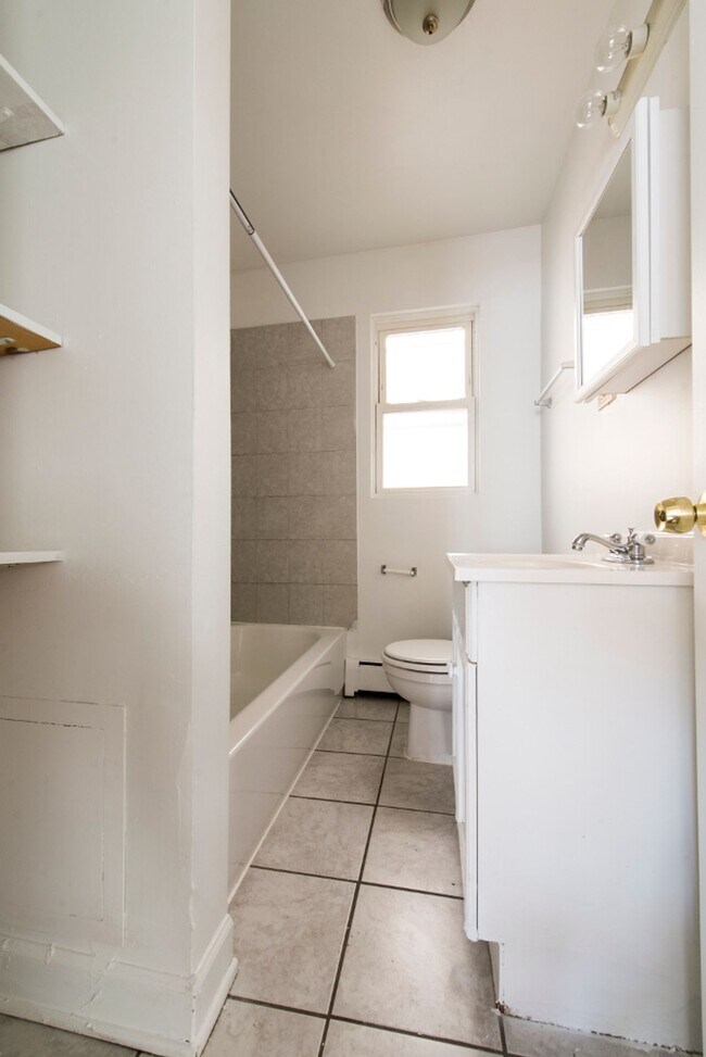 Building Photo - 7624 S Kingston Ave