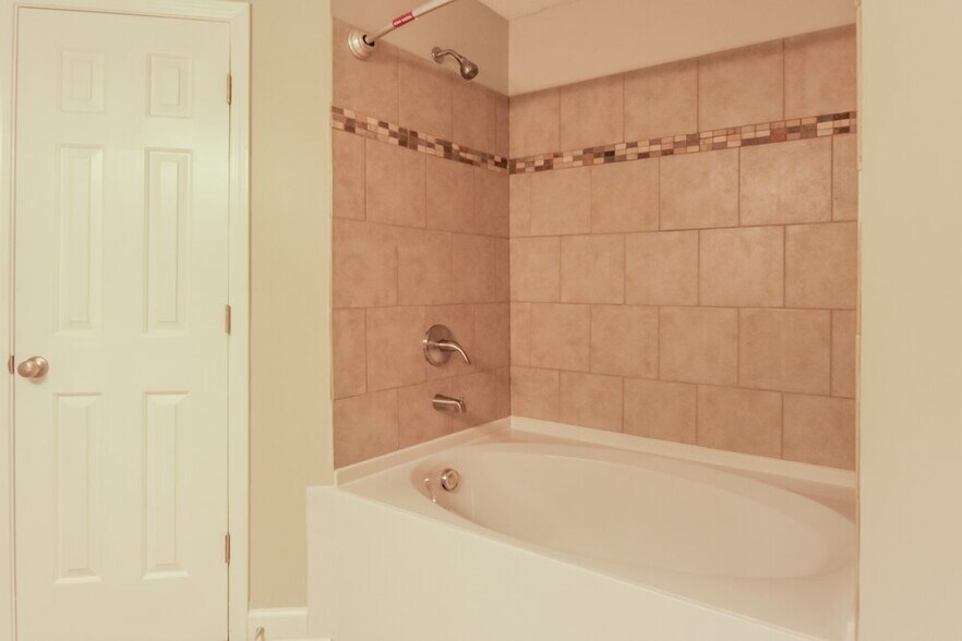 Building Photo - 4134 Glenroy Dr