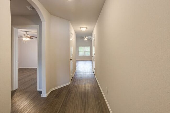 Building Photo - Cutest 3/2/2 Craftsman Style Home!