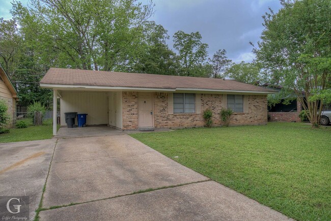 Building Photo - Beautiful 3B/1.5B Brick Home