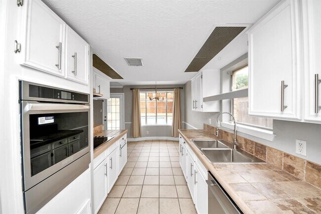 Building Photo - 9422 Val Verde St