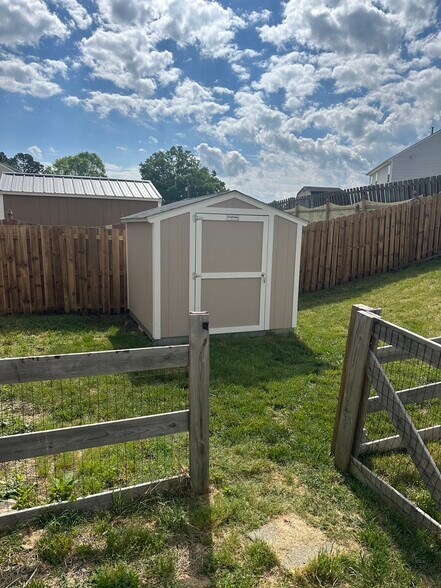 Building Photo - 1009 Highstone Dr