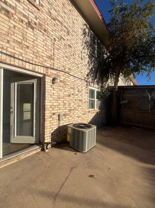 Building Photo - Townhouse with Garage!