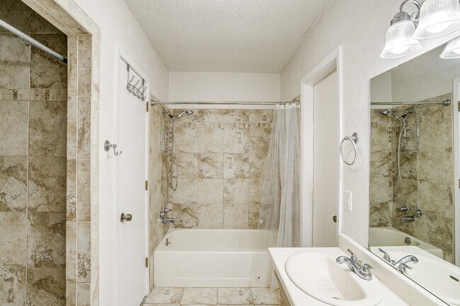 Building Photo - 1104 Sproles Dr
