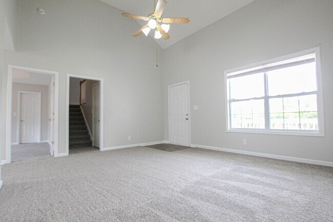 Building Photo - Three Bedroom with Bonus!