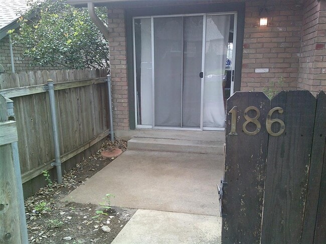 Building Photo - 1015 E Yager Ln