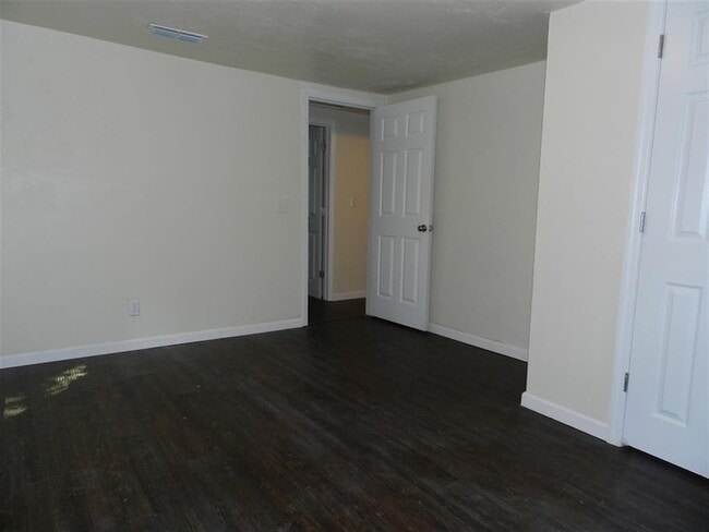 Building Photo - 3015 Thomas Dr