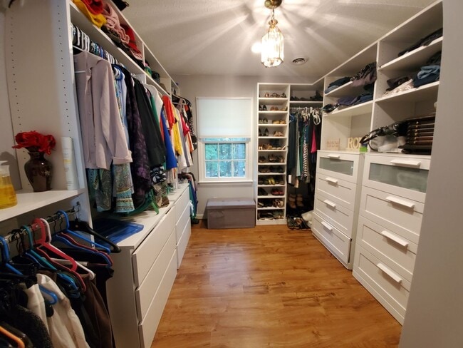 Building Photo - 225 Woodglen Dr