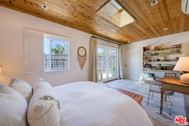 Building Photo - 7038 Dume Dr