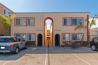 Building Photo - PERFECTLY LOCATED 2 BD / 1 BA UPSTAIRS APA...