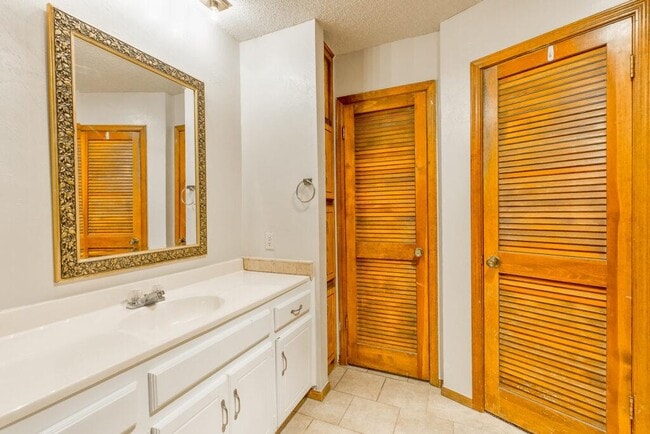 Building Photo - 1324 Kelly Park Rd