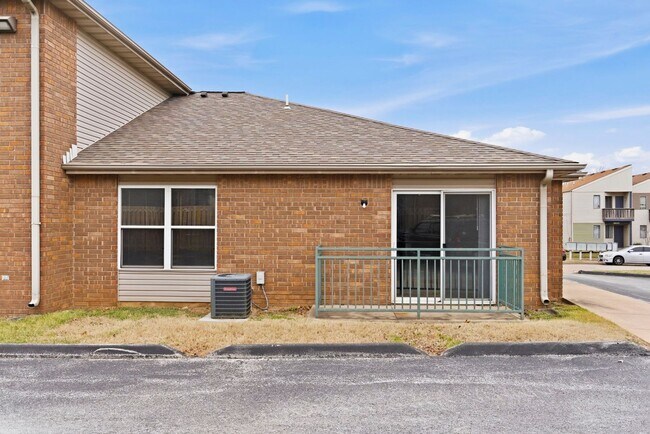 Building Photo - 3360 S Fairway Ave