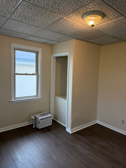 Building Photo - 15 E Adams Ave