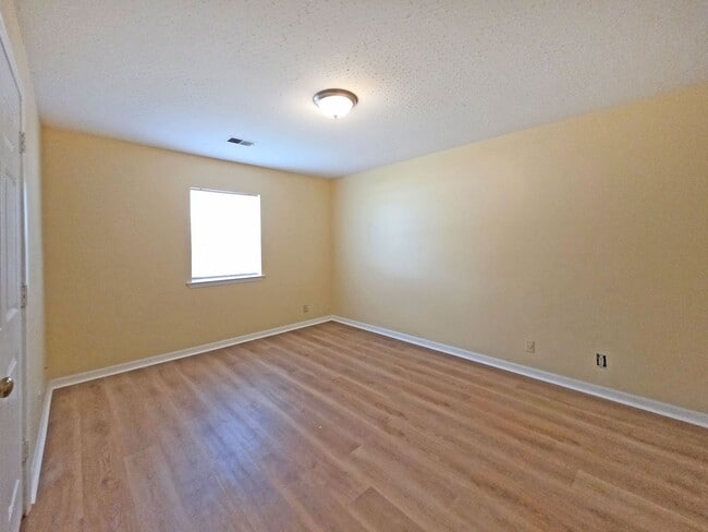 Building Photo - Charming 2-Bedroom Duplex in the Heart of ...