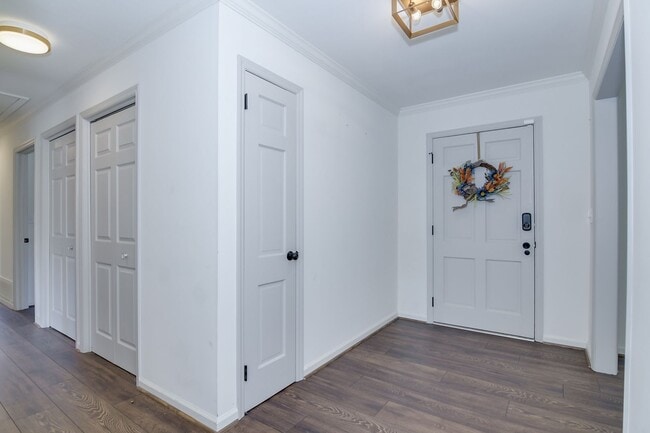 Building Photo - Southern Charm Brick Ranch Home