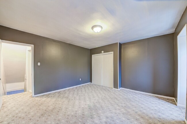 Building Photo - 2400 Mission St