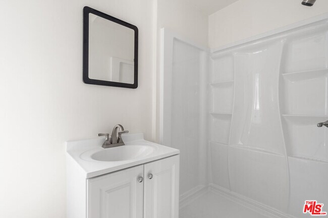 Building Photo - 932 1/2 California Ave