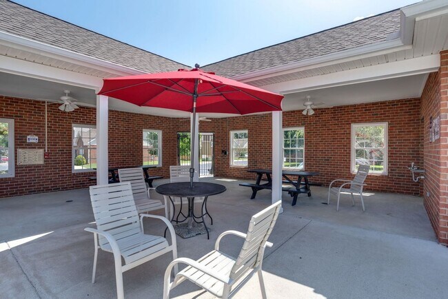 Building Photo - Charming 2-Bed Townhome in Hardison Hills