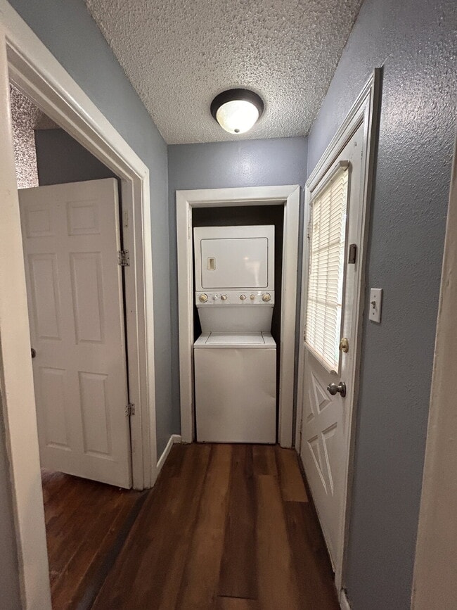 Building Photo - 3 bedroom 2 bathrooms