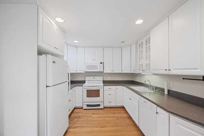 Building Photo - MOVE-IN READY! Quiet Neighborhood near Sho...