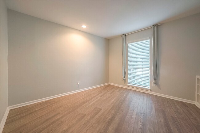 Building Photo - 7810 Locke Ln