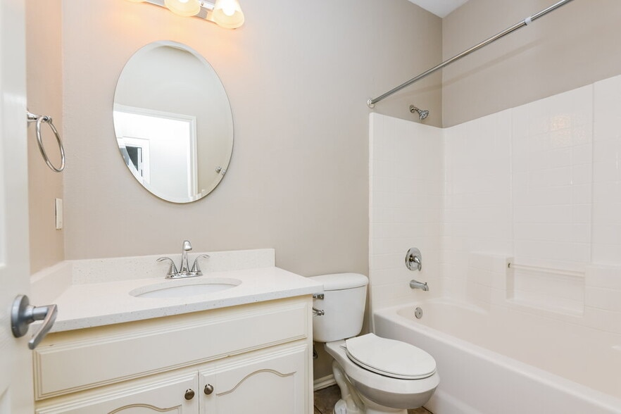 Building Photo - 10505 Big Oak Dr