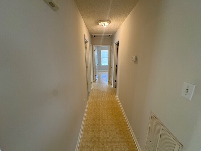 Building Photo - 2105 Harpertown Dr