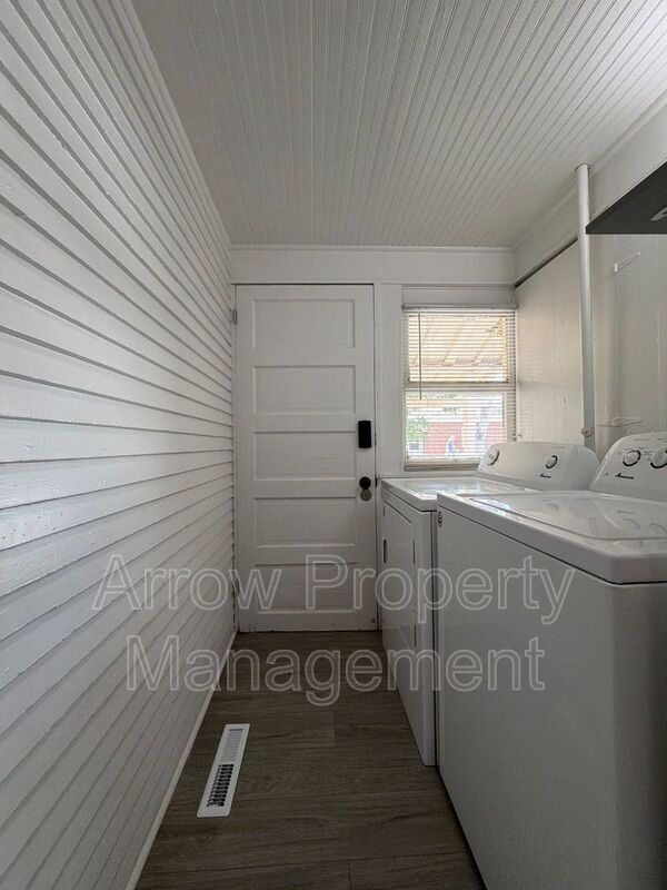 Building Photo - 2049 Worthington Ave