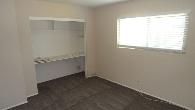 Building Photo - Spacious 6 Bedroom, 3 Bathroom, Single Fam...