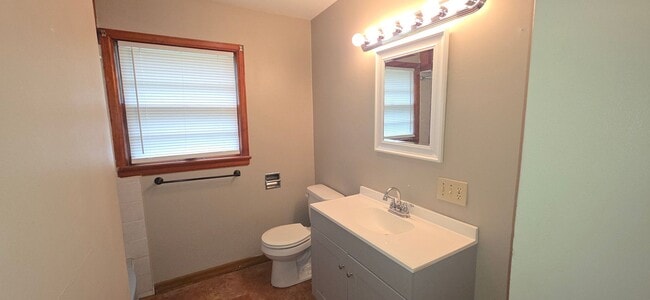 Building Photo - 3 Bedroom 2 Bath Carthage Stone Beauty! $1195
