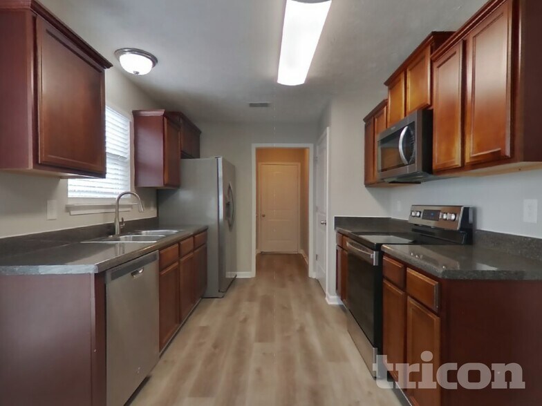 Building Photo - 1301 Rainglen Cove