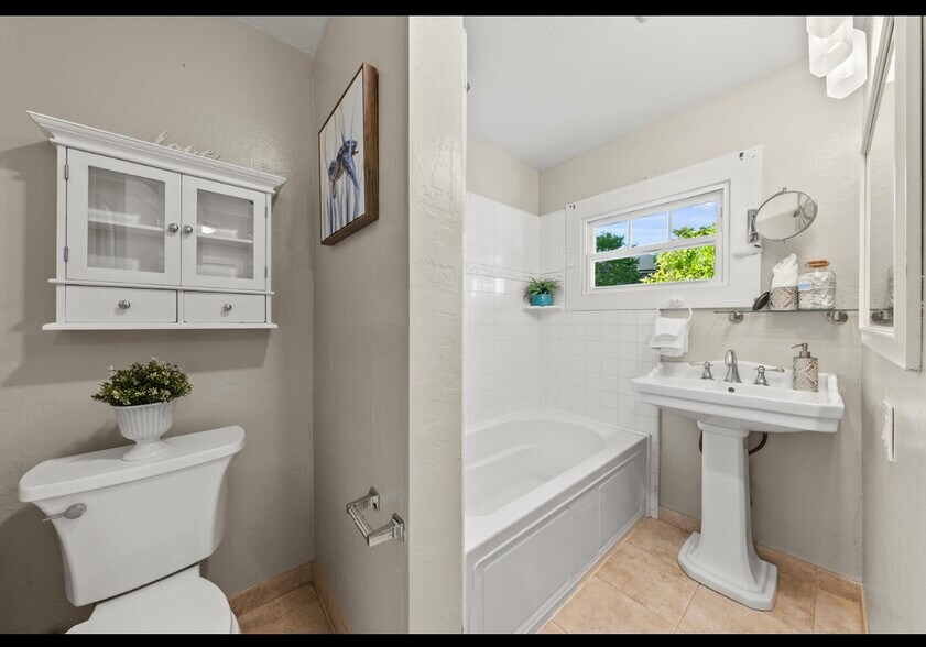 Building Photo - 713 Lighthouse Ave