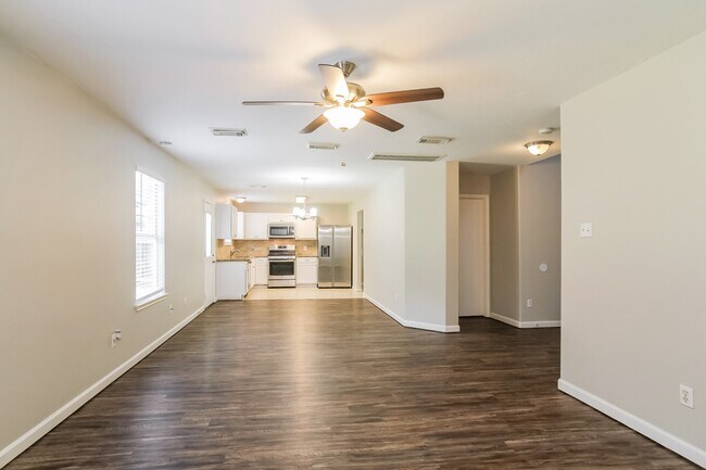 Building Photo - 1910 Emerald Pathway Dr