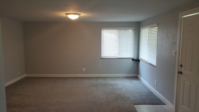 Building Photo - Near Patty Jewett Golf Course!