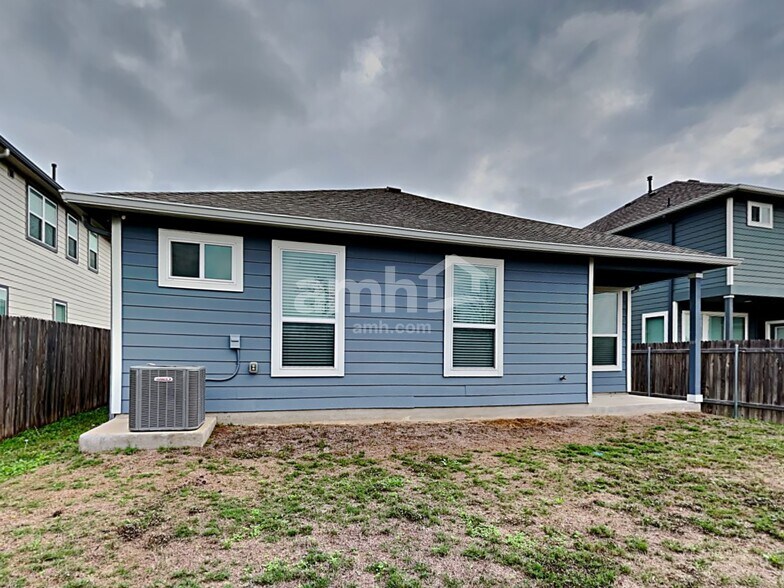 Building Photo - 421 Pebble Bend