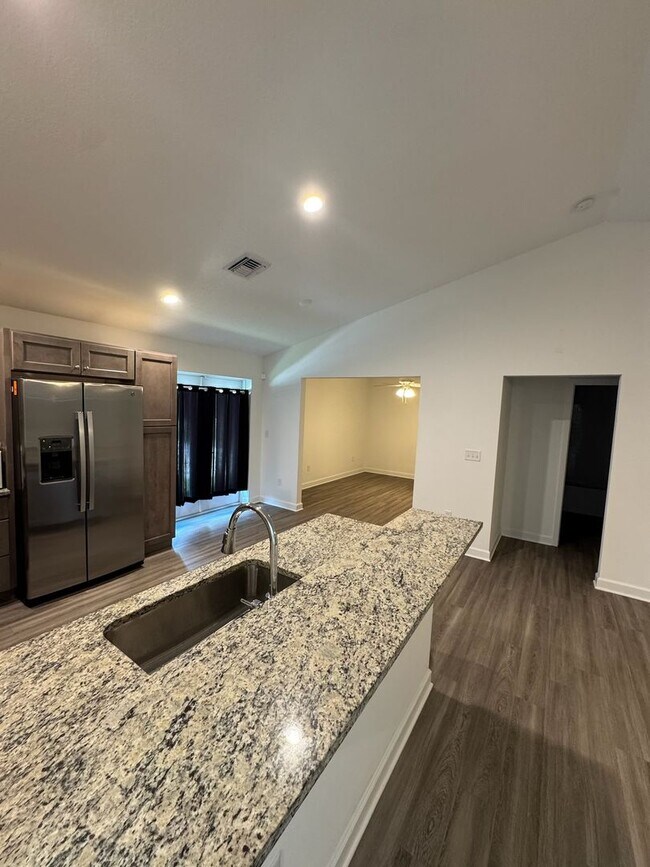 Building Photo - 2 Bedroom, 2 Bath, 1 car Garage home for rent