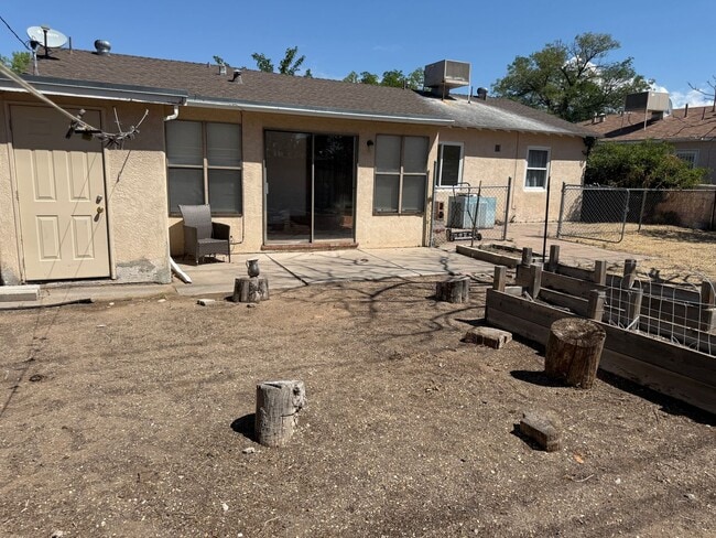Building Photo - 3 Br, 2 Bath, comes with kitchen appliance...
