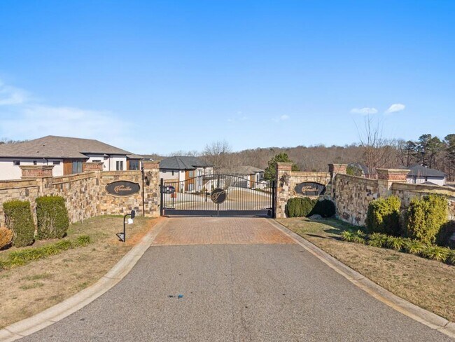 Building Photo - 568 Versailles Dr