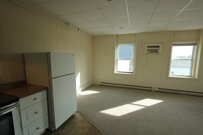 Building Photo - 18 E Central St