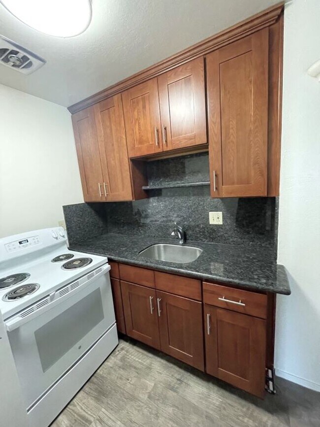 Building Photo - Alameda, Newly remodeled one bedroom unit.  Ask about our Move in Special