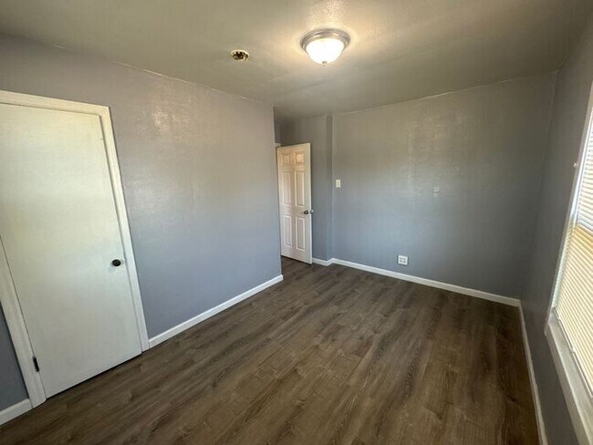 Building Photo - Recently renovated 4 bed/1 bath!