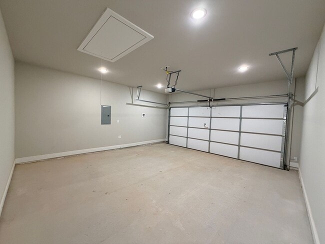 Building Photo - 820 Venecia Dr