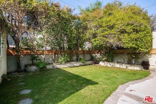 Building Photo - 1211 S Genesee Ave