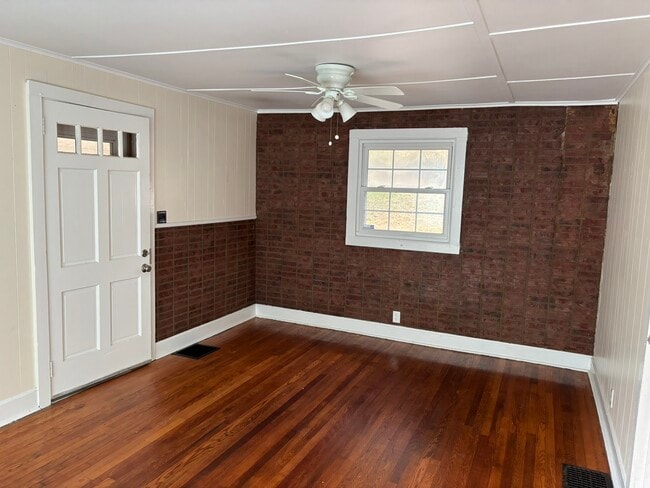 Building Photo - 16 Miracle Dr